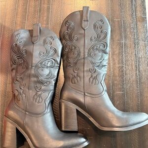 Chic Embroidered Heeled Boots in black